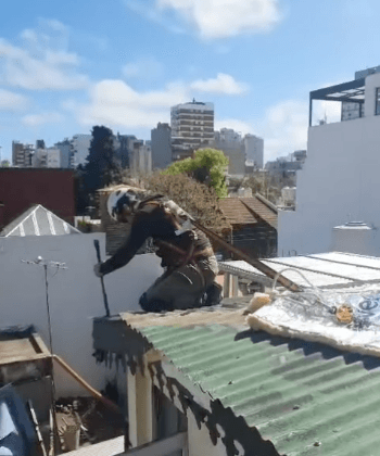 Barrio Belgrano, colocación de aislante lana de vidrio en techo de chapa, e impermeabilización con dm4 plus blanco.